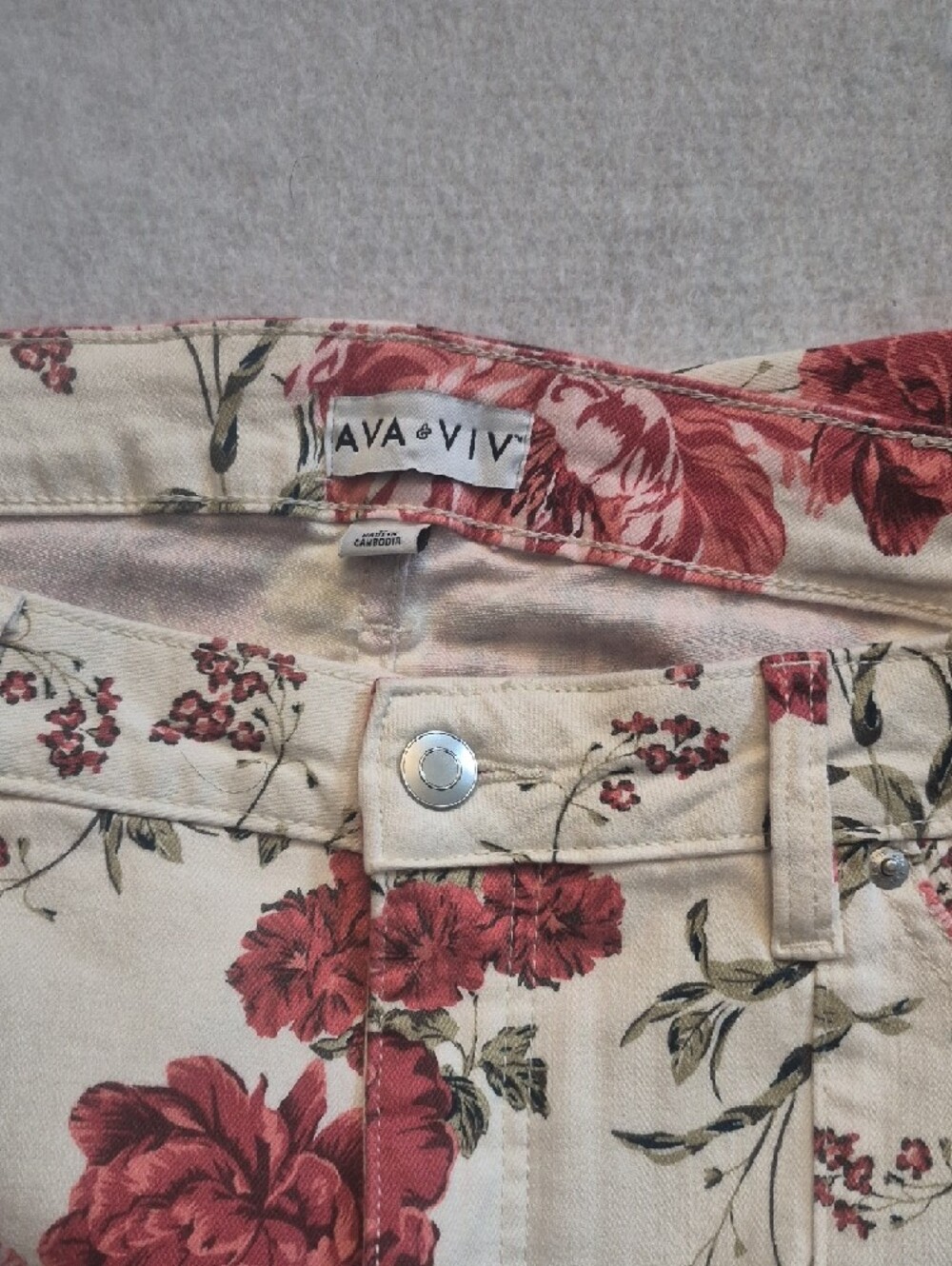 Women Ava & Viv Cream Floral Print Jeans with Red Roses - Picture 6 of 9